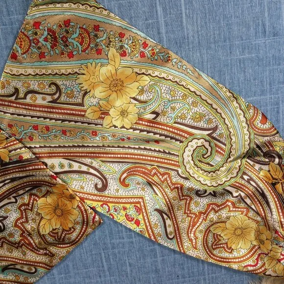 1960's White Fur Scarf with Paisley Silk Lining - Picture 2 of 5